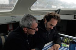 Albert Bargués mirant la carta nàutica amb l’escriptor i guionista Javier Argüello